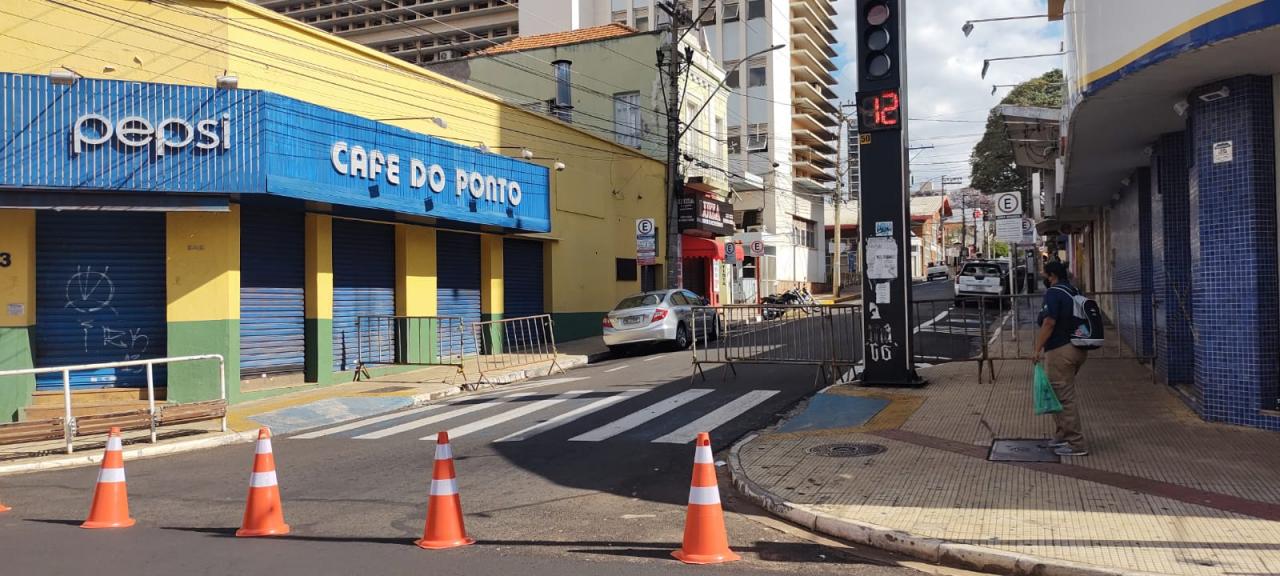 Foto 16 de 16 — Com protesto marcado, rua no entorno da prefeitura é fechada em Araraquara
